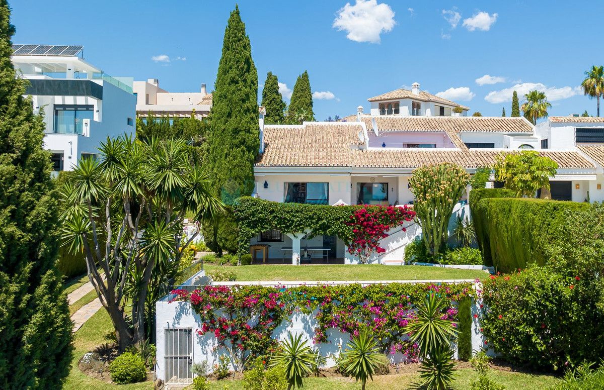 Villa Pareada en venta en El Paraiso, Estepona