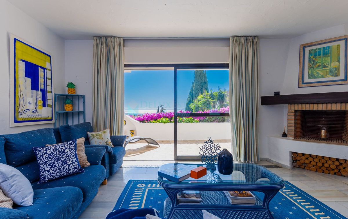 Villa Pareada en venta en El Paraiso, Estepona