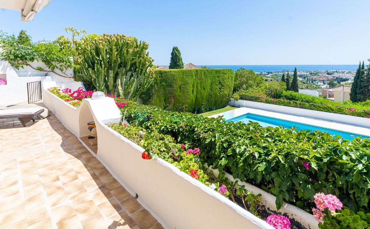 Villa Pareada en venta en El Paraiso, Estepona