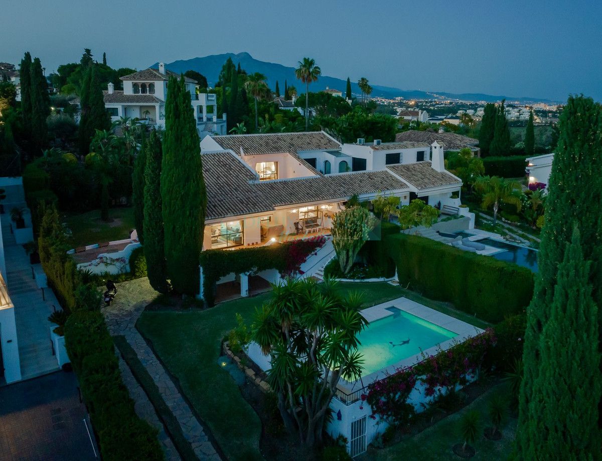 Villa Pareada en venta en El Paraiso, Estepona