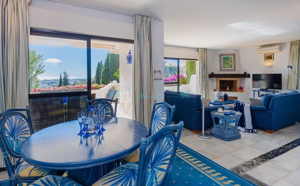 Villa Pareada en venta en El Paraiso, Estepona