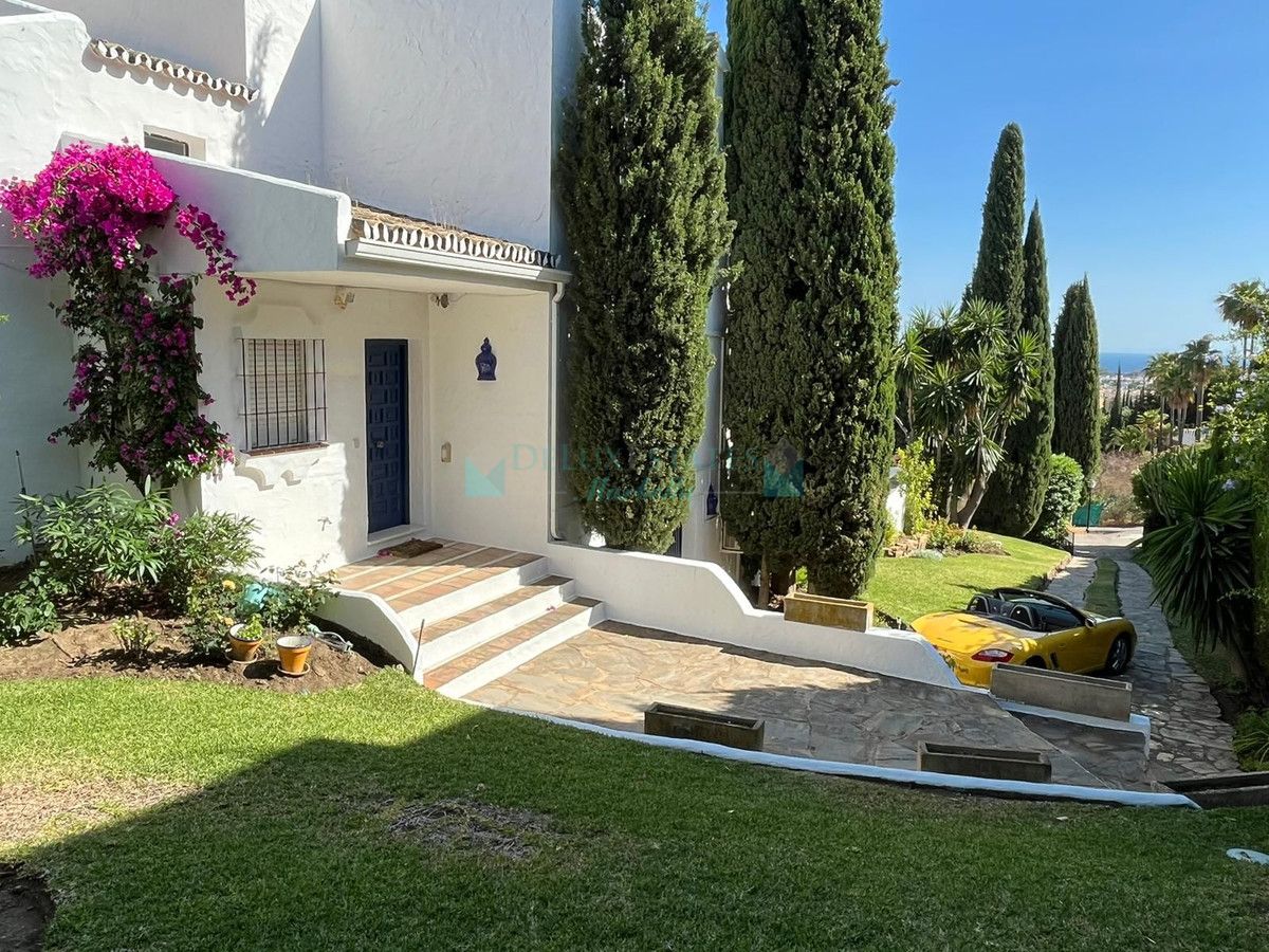 Villa Pareada en venta en El Paraiso, Estepona