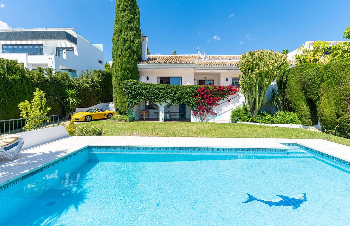 Villa Pareada en venta en El Paraiso, Estepona