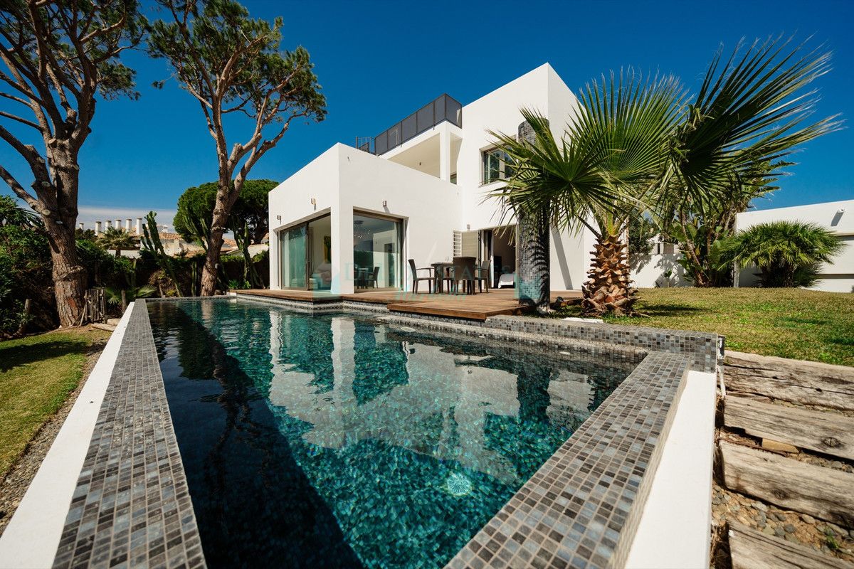 Villa en alquiler en Las Chapas, Marbella Este