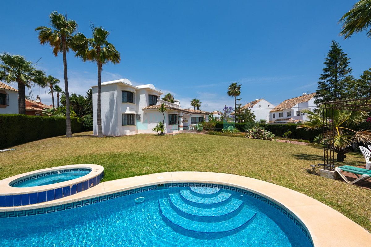 Villa for sale in Estepona