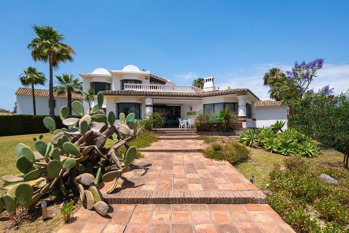 Villa for sale in Estepona