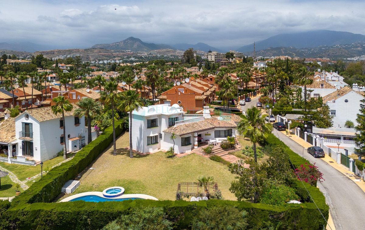 Villa for sale in Estepona