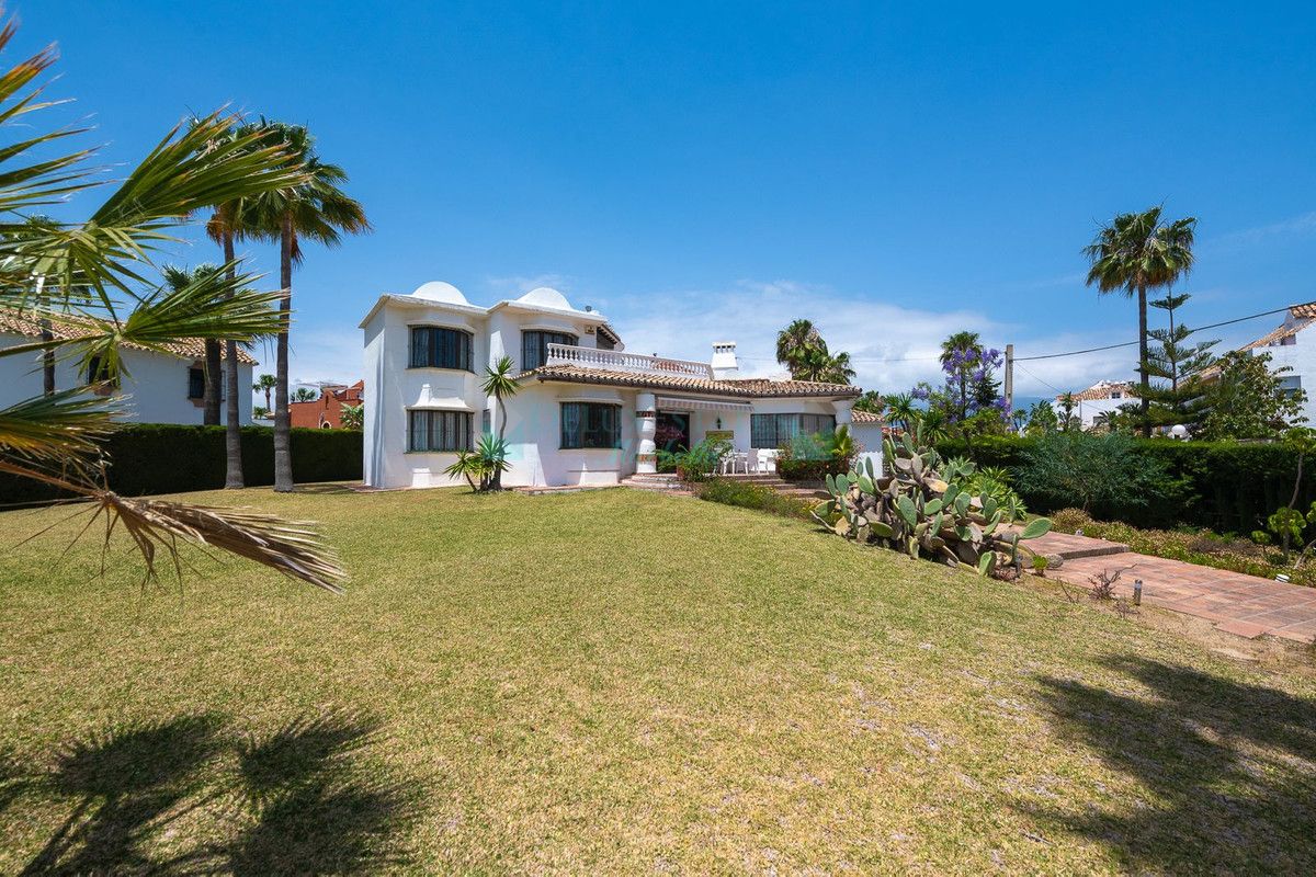 Villa for sale in Estepona