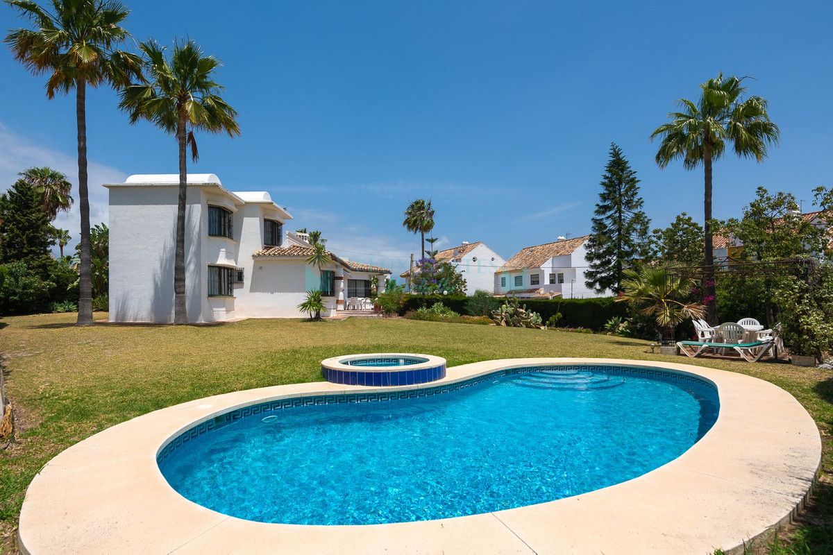 Villa for sale in Estepona