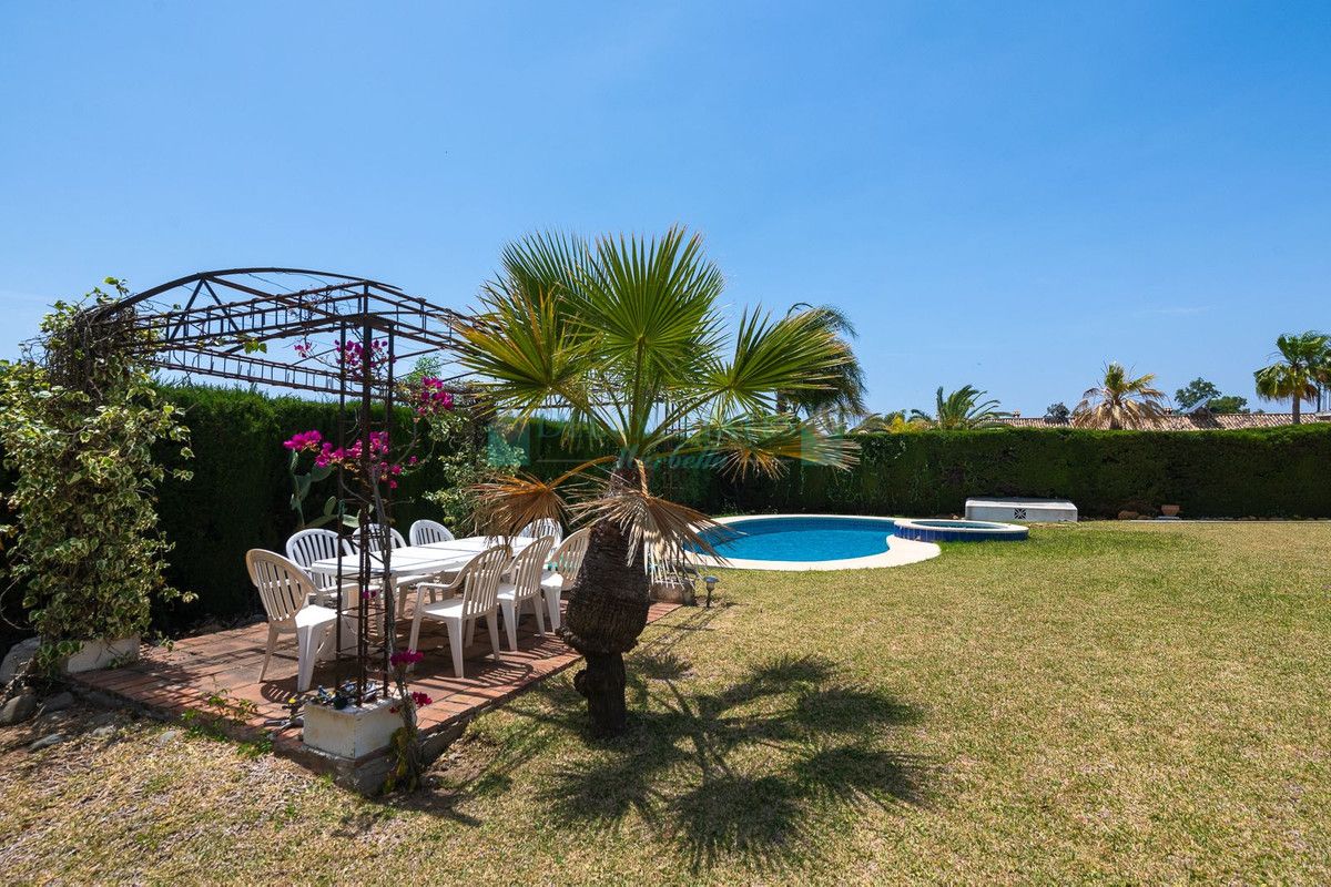 Villa for sale in Estepona