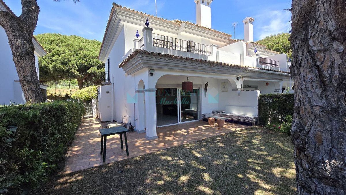 Town House for sale in Cabopino, Marbella East