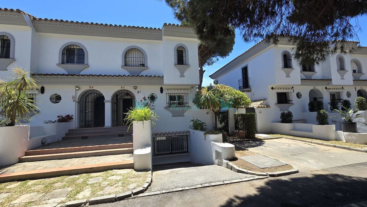 Town House for sale in Cabopino, Marbella East