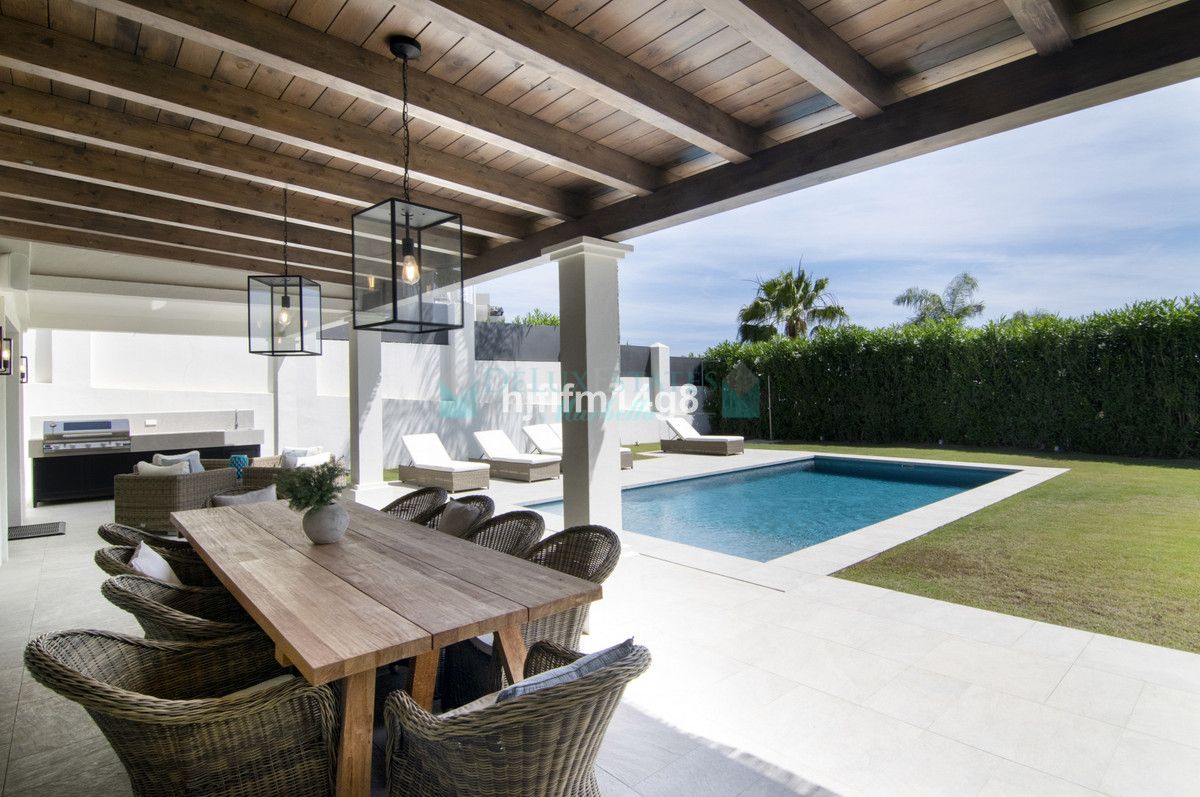 Villa for sale in Nueva Andalucia