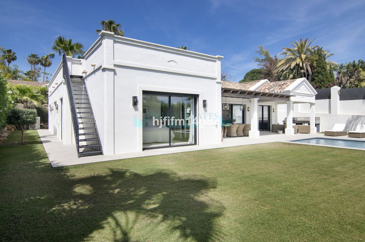 Villa for sale in Nueva Andalucia