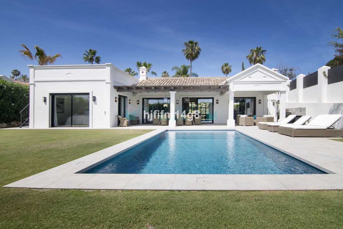 Villa for sale in Nueva Andalucia