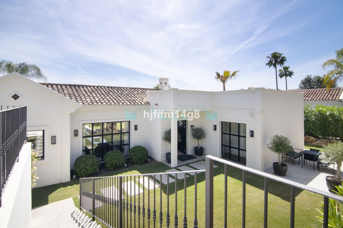 Villa for sale in Nueva Andalucia