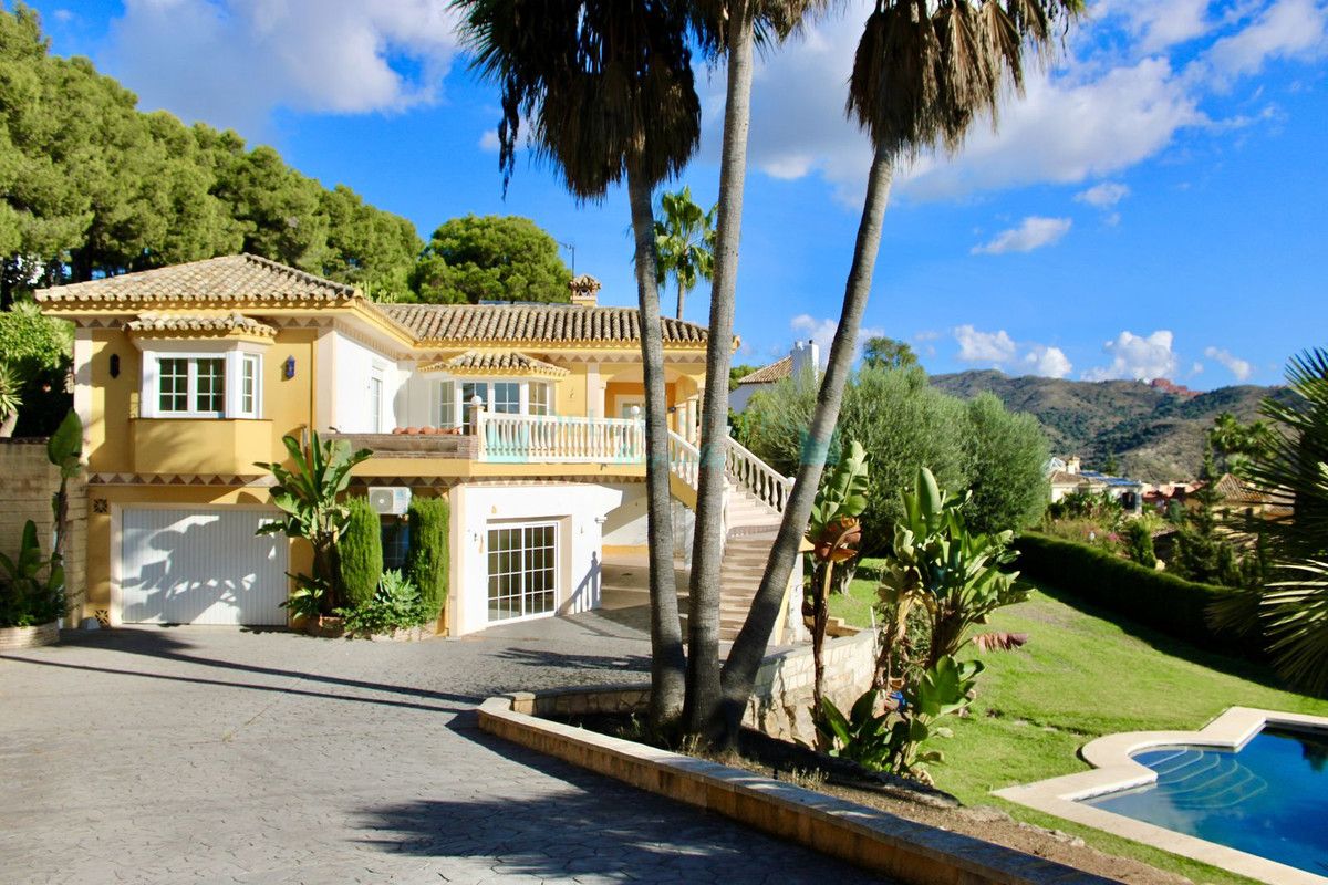 Villa for sale in Hacienda las Chapas, Marbella East