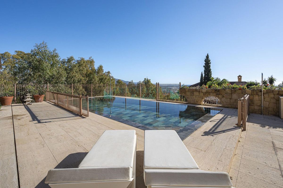 Villa for sale in Benahavis