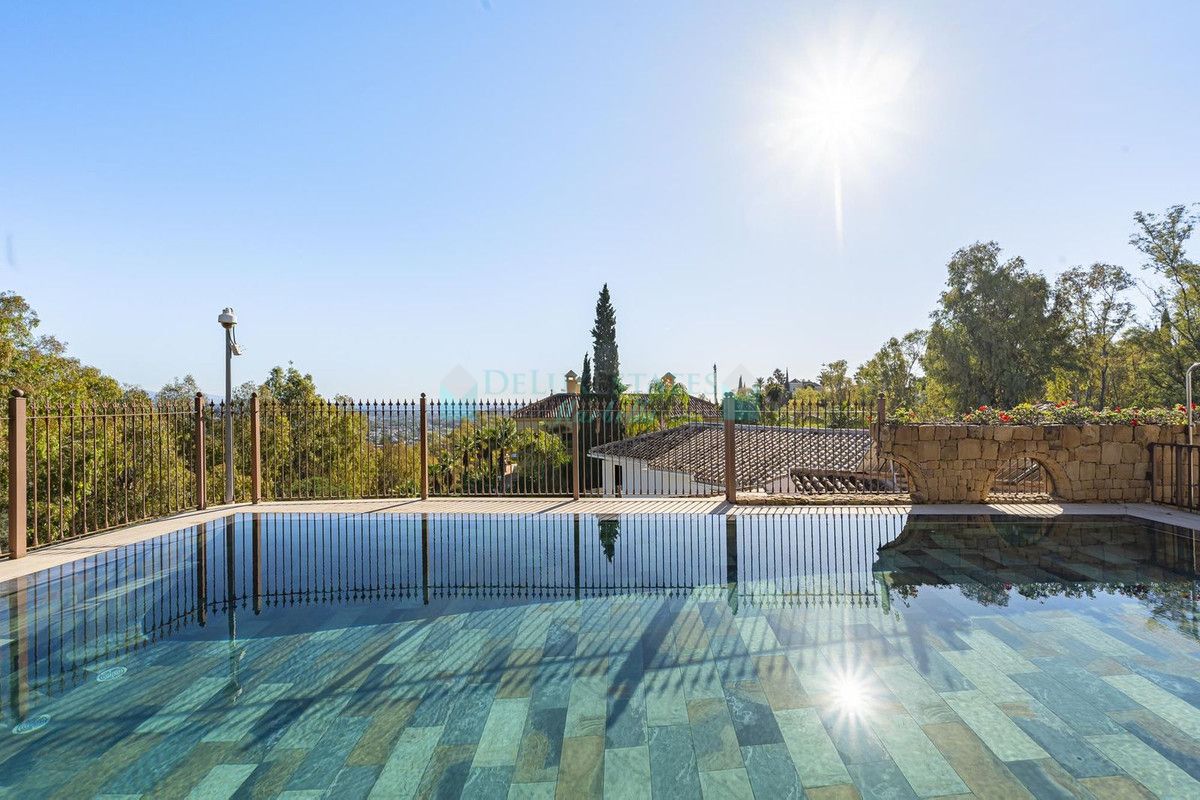 Villa for sale in Benahavis