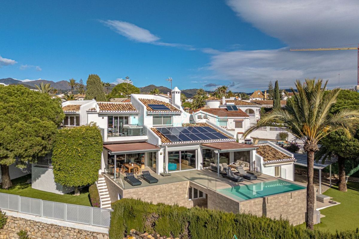 Villa en venta en Las Chapas, Marbella Este