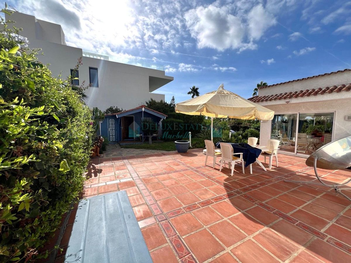 Villa en venta en Costabella, Marbella Este