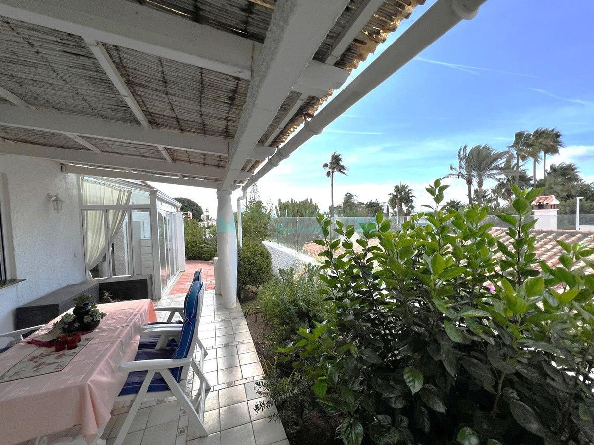 Villa en venta en Costabella, Marbella Este