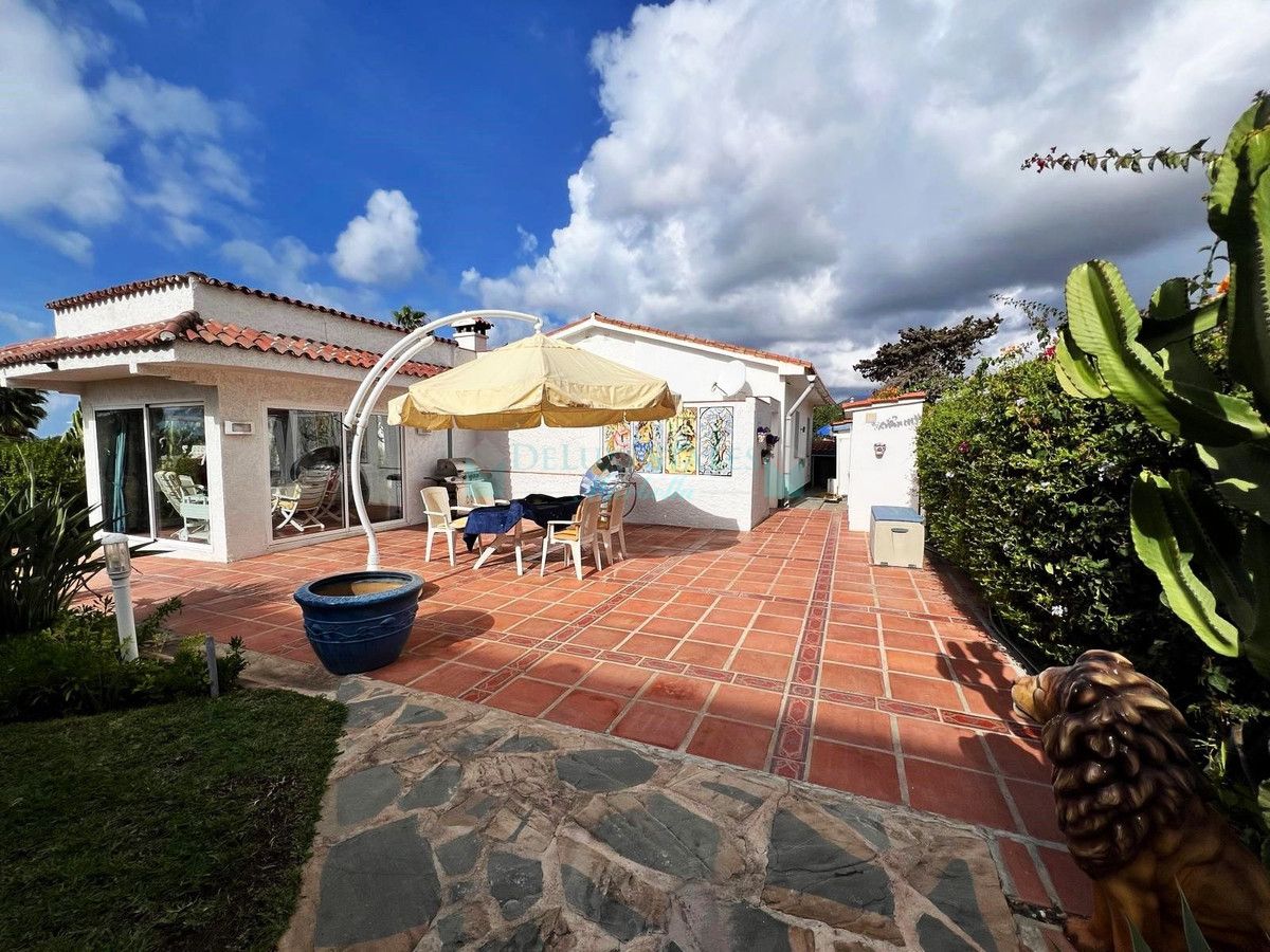 Villa en venta en Costabella, Marbella Este