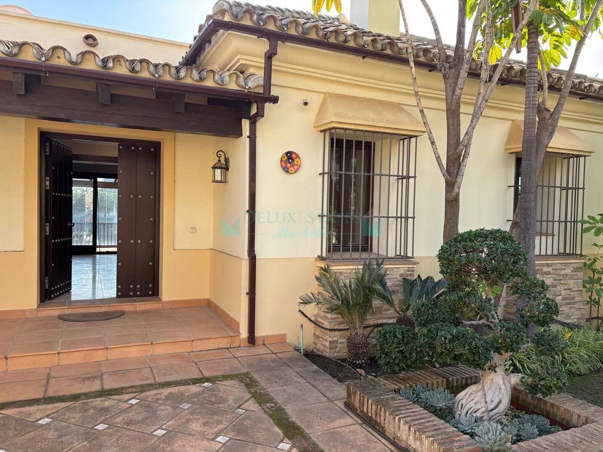 Villa for sale in El Paraiso, Estepona