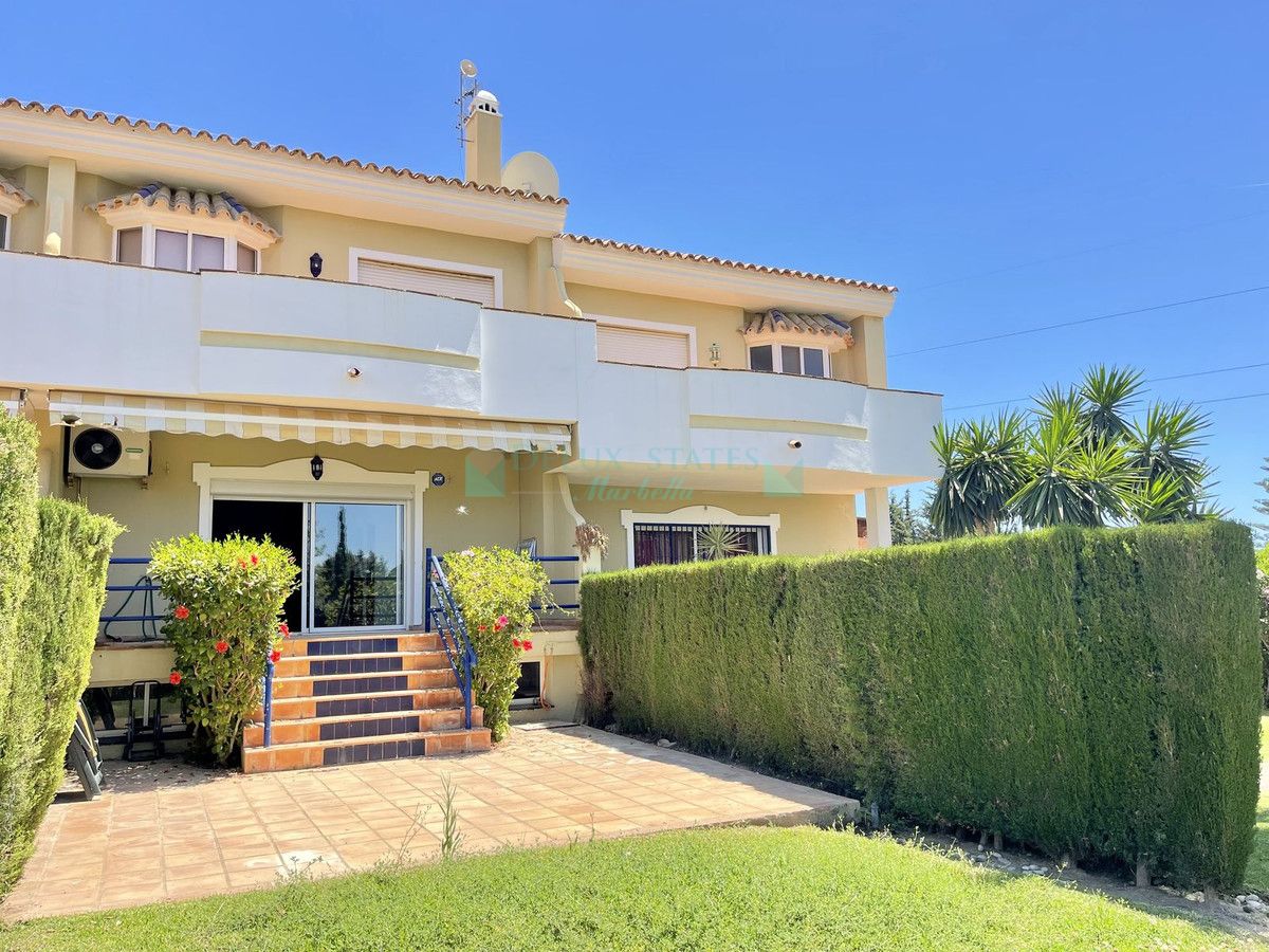 Adosado en venta en Atalaya, Estepona