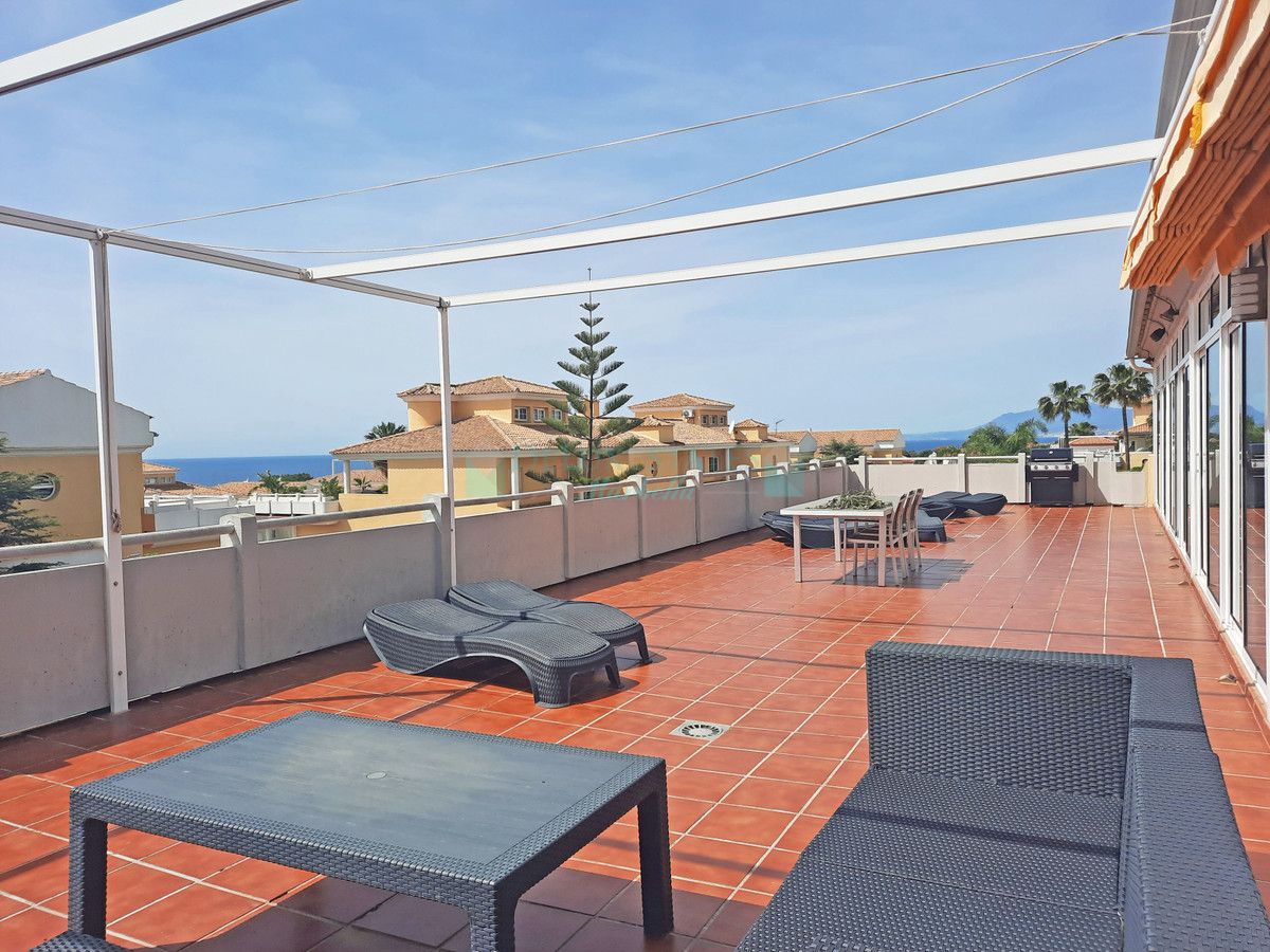 Penthouse for sale in Cabopino, Marbella East