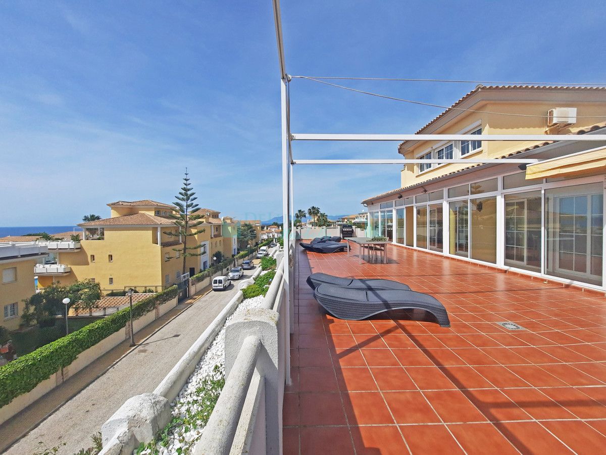 Penthouse for sale in Cabopino, Marbella East