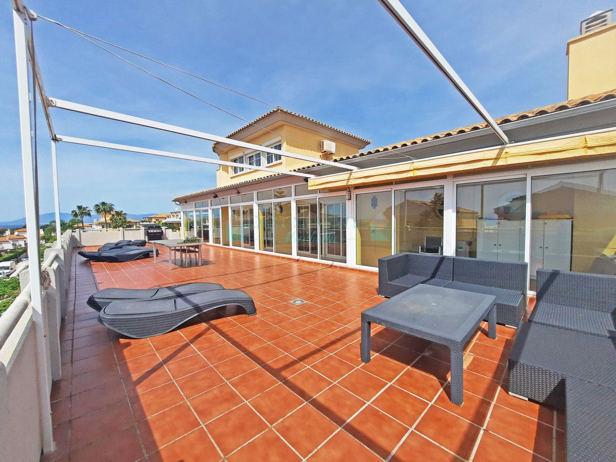 Penthouse for sale in Cabopino, Marbella East