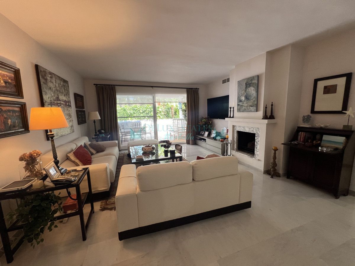 Apartamento Planta Baja en venta en Atalaya, Estepona
