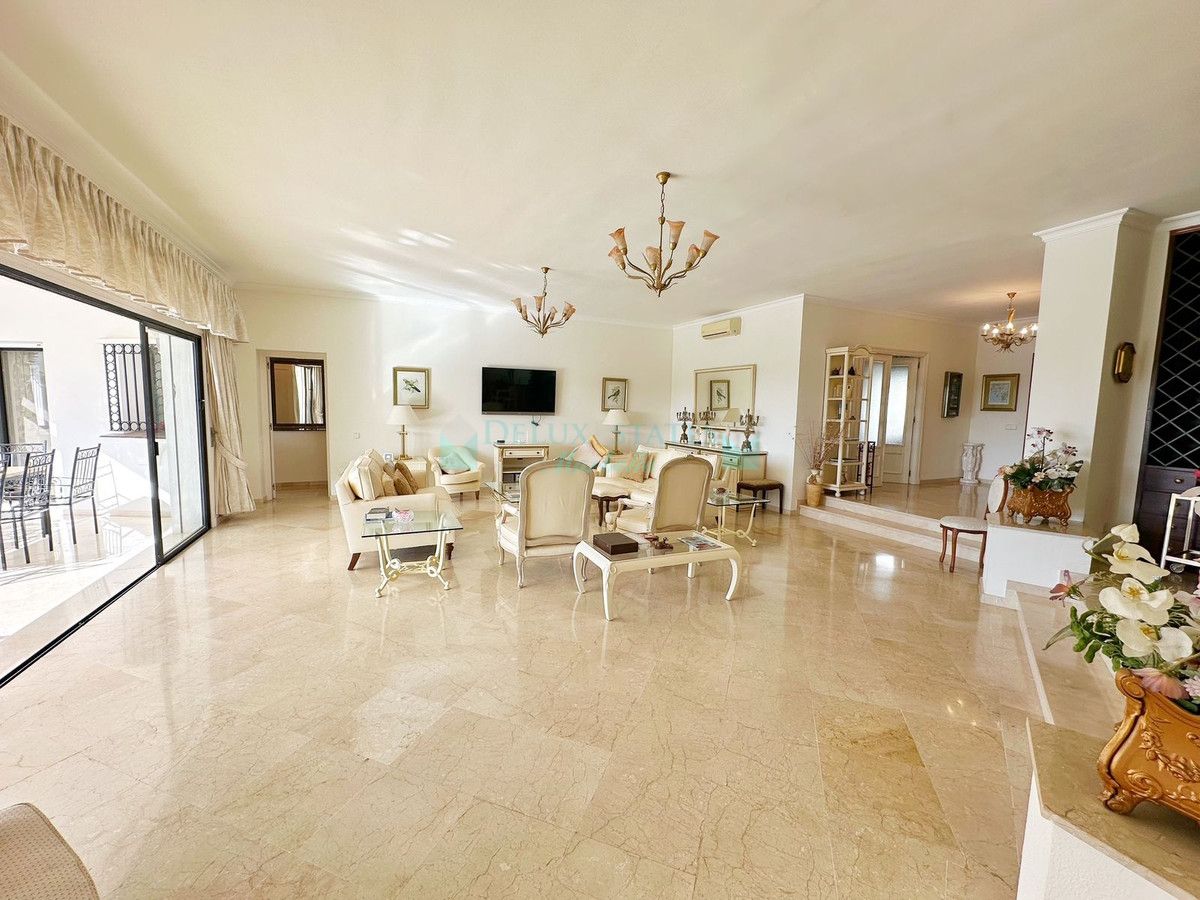 Villa en alquiler en El Paraiso, Estepona