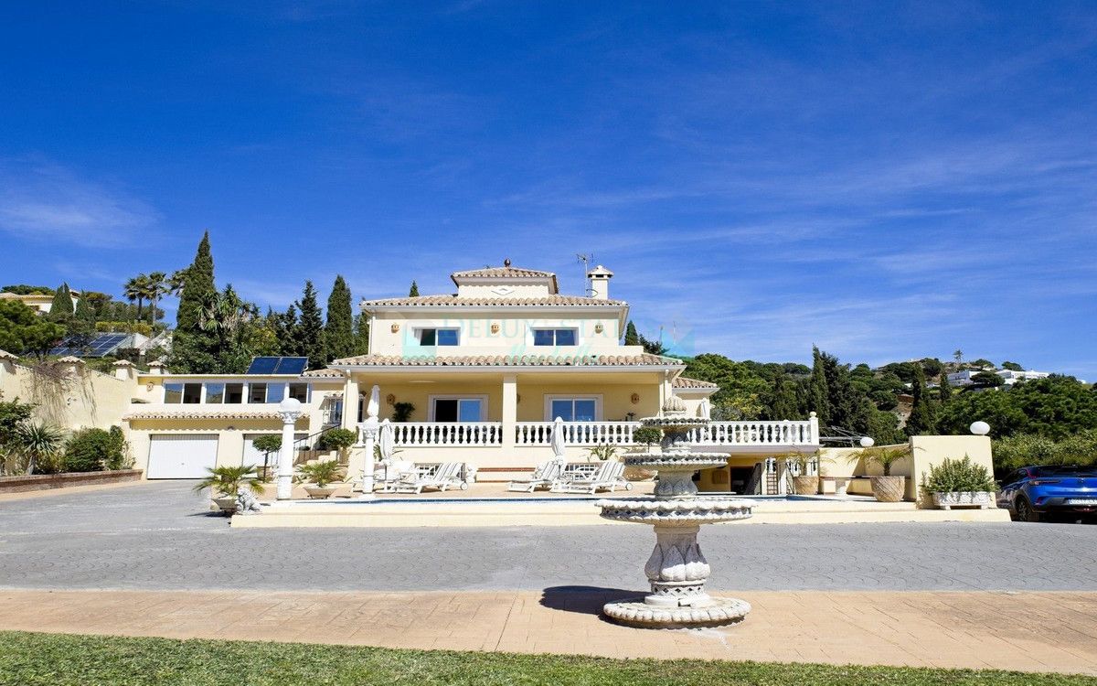 Villa for sale in Estepona