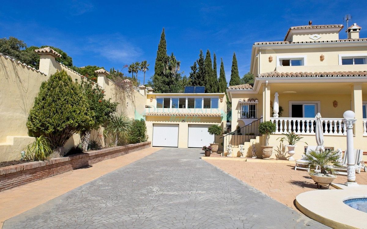 Villa for sale in Estepona