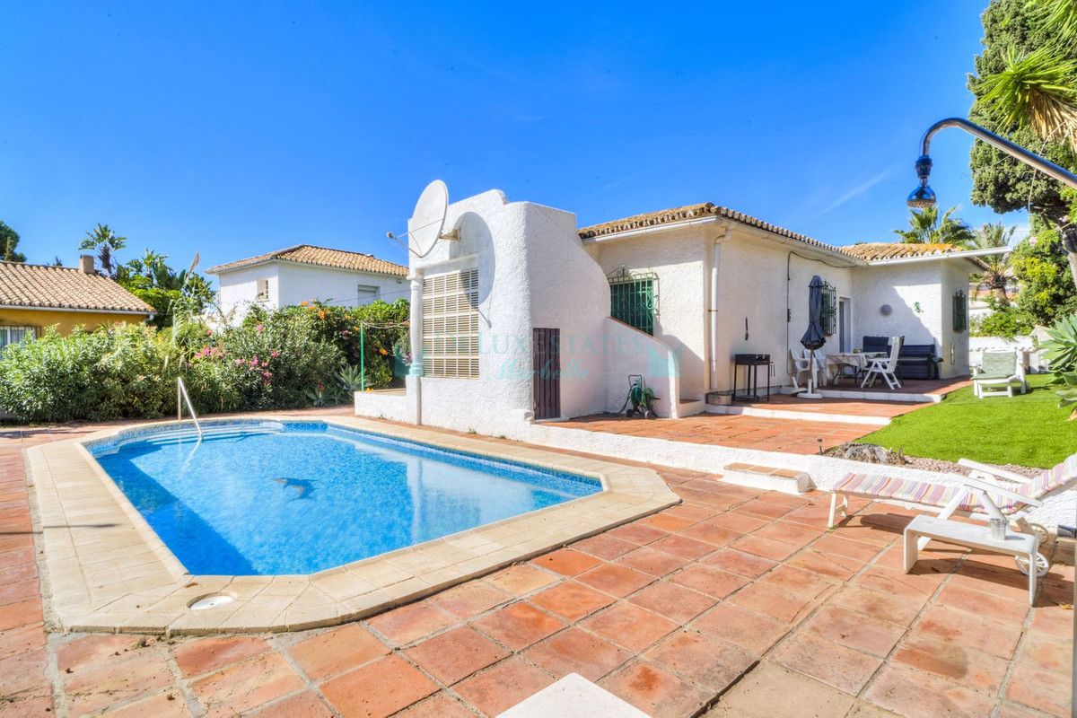 Villa en venta en Costabella, Marbella Este