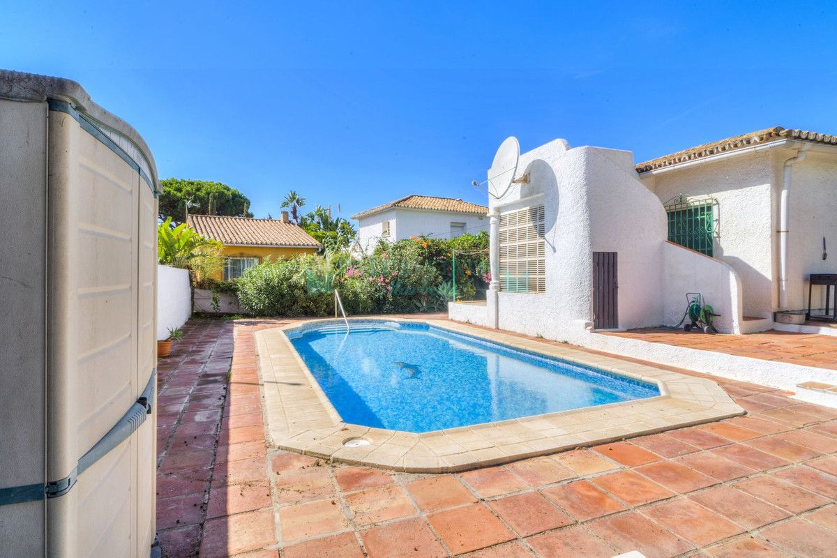 Villa en venta en Costabella, Marbella Este