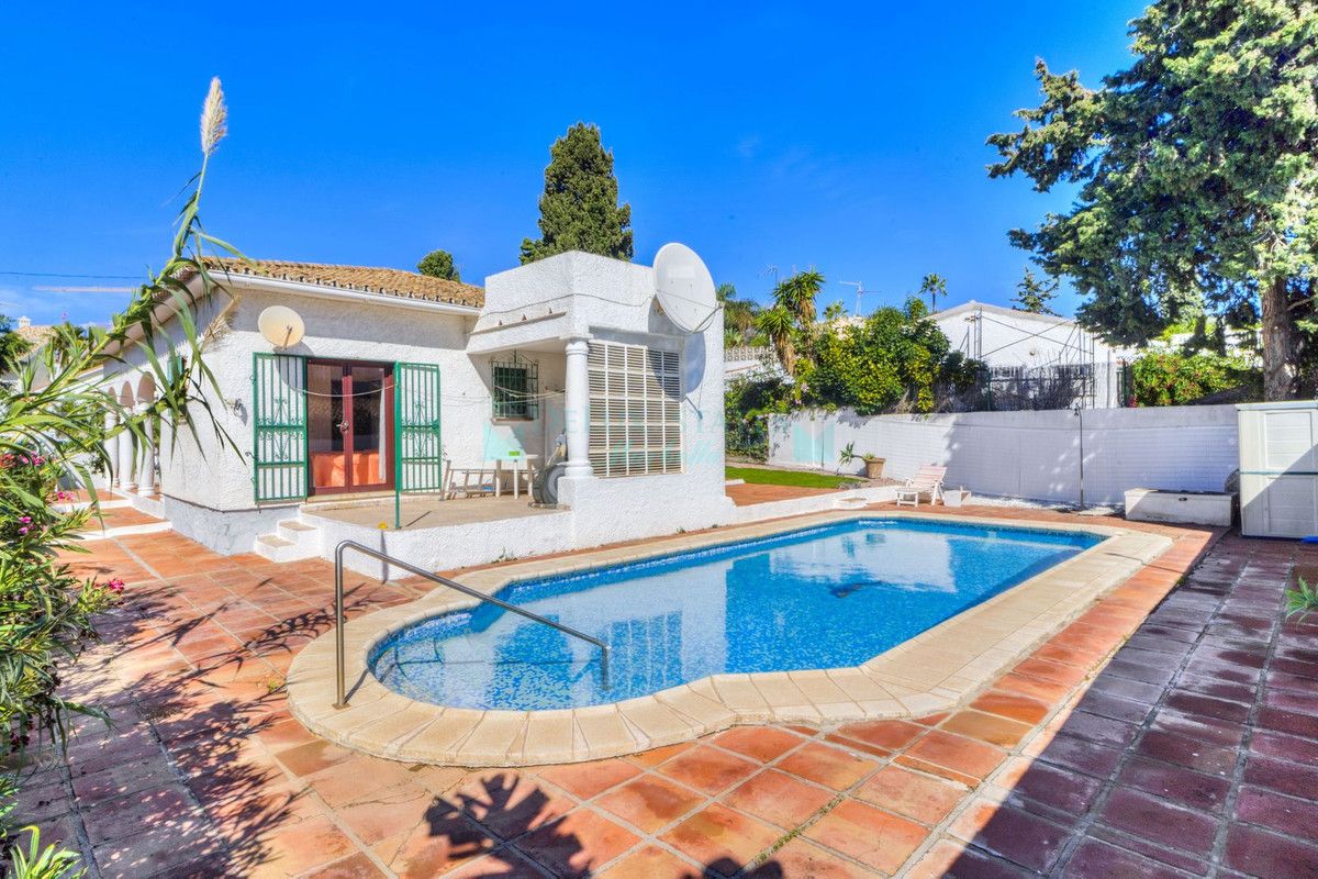 Villa en venta en Costabella, Marbella Este