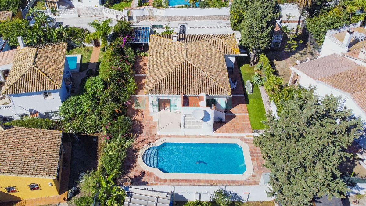 Villa en venta en Costabella, Marbella Este