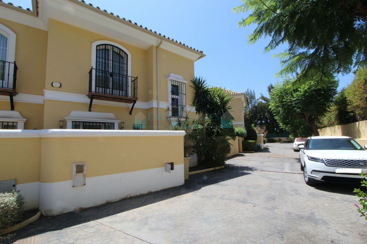 Villa Pareada en venta en Elviria, Marbella Este