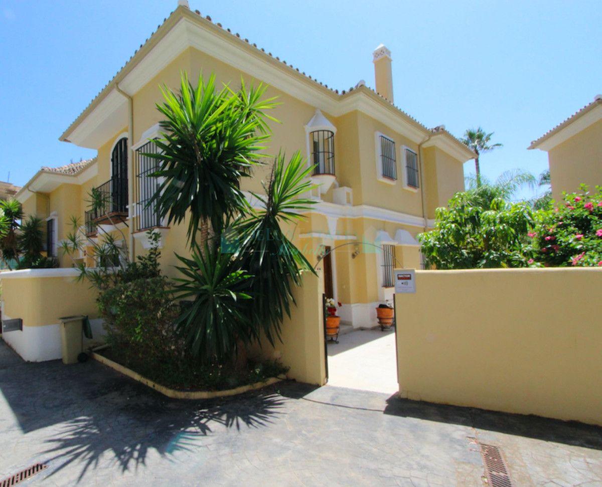 Villa Pareada en venta en Elviria, Marbella Este