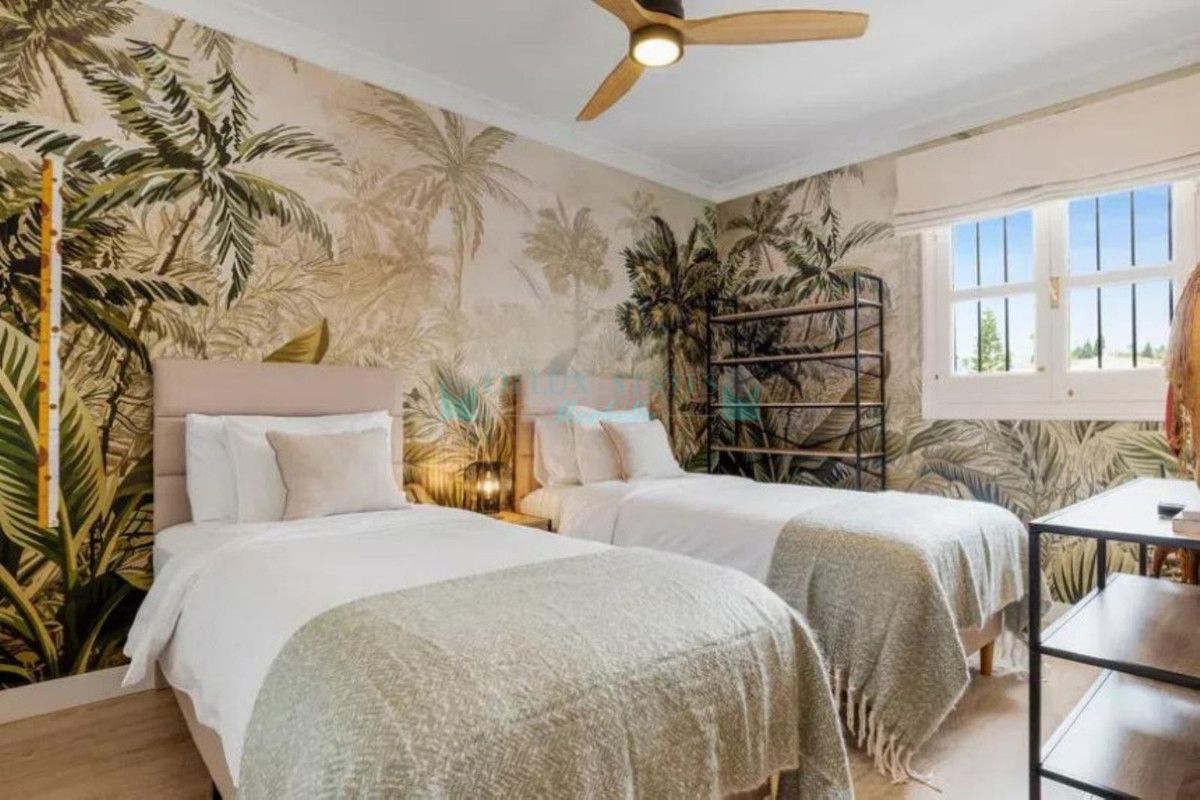 Apartamento en venta en Benamara, Estepona