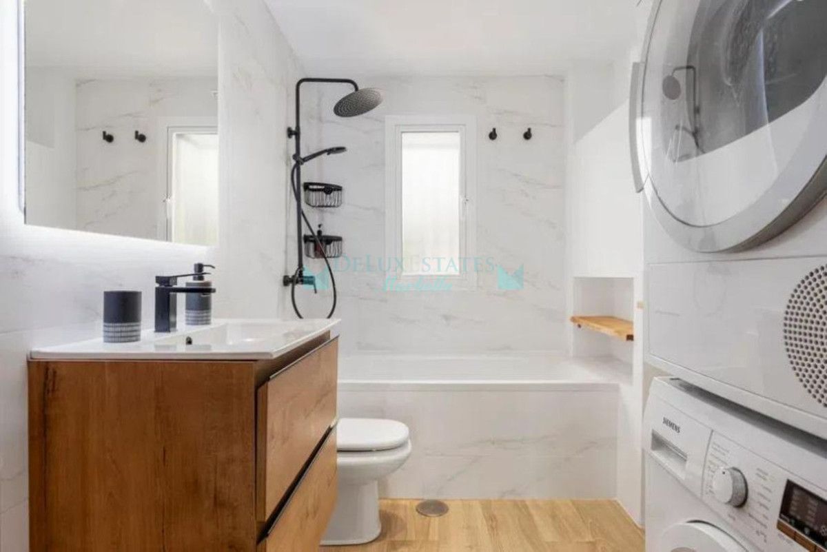 Apartamento en venta en Benamara, Estepona