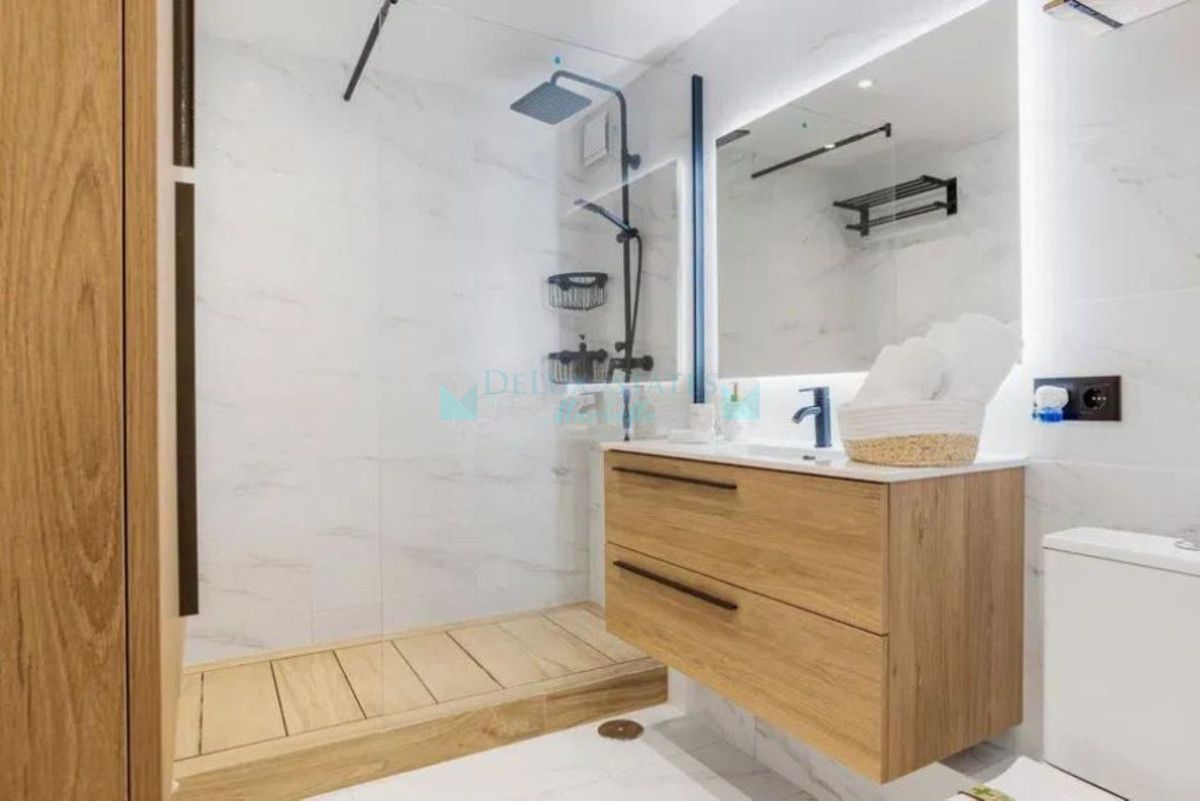 Apartamento en venta en Benamara, Estepona