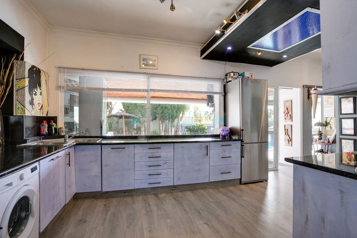 Villa for sale in Estepona