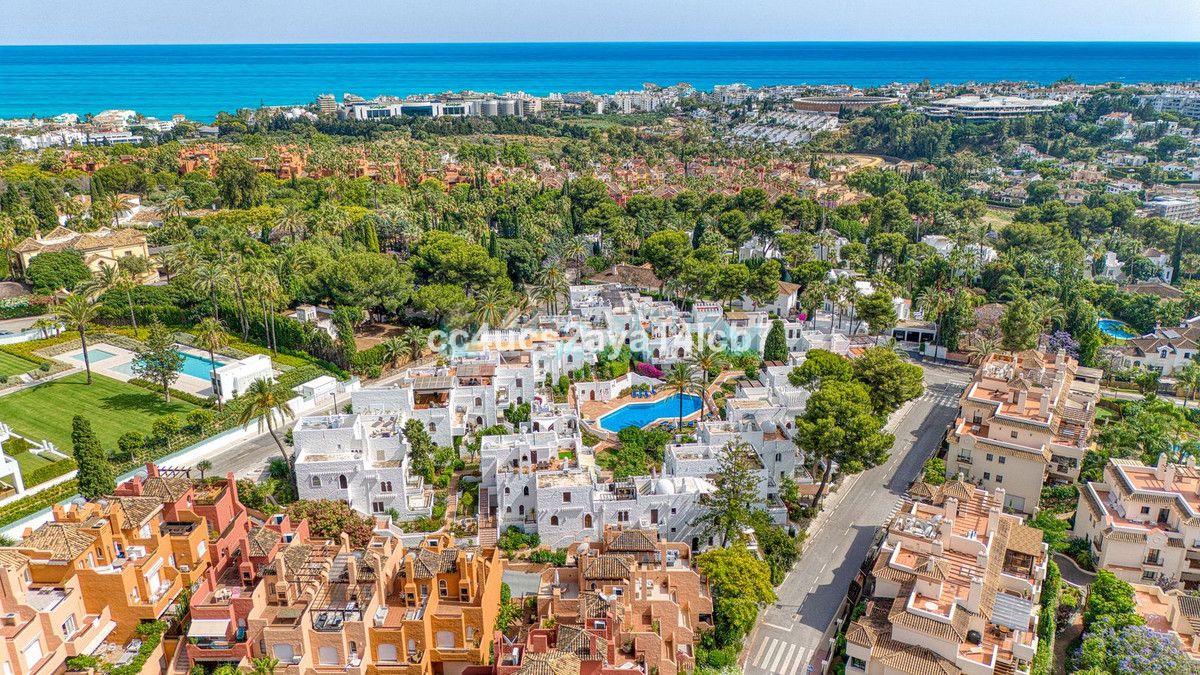 Town House for sale in Nueva Andalucia