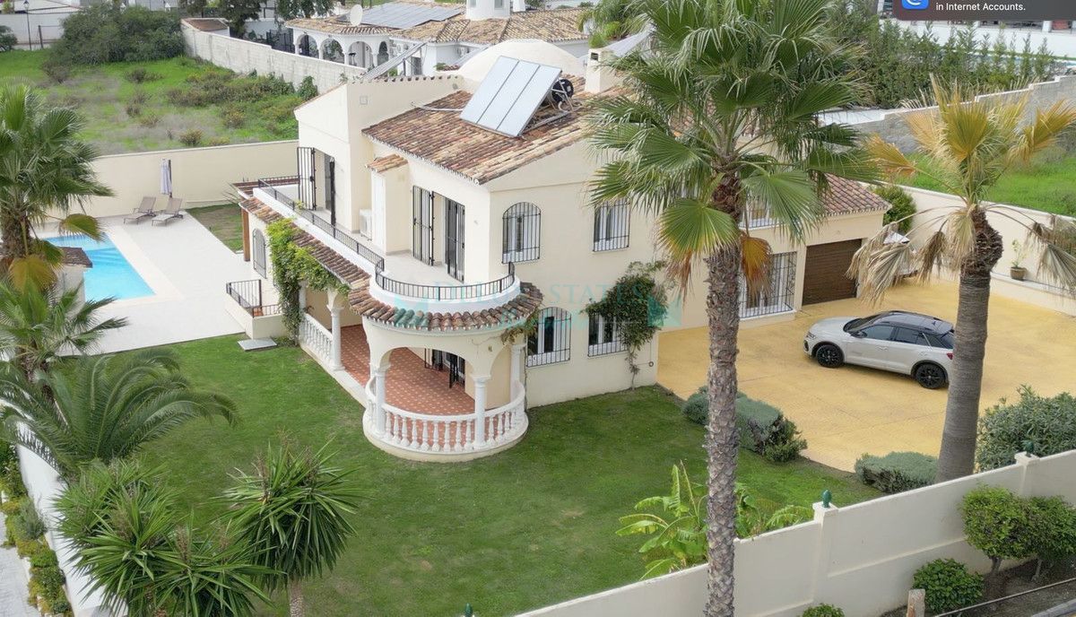 Villa for sale in Estepona