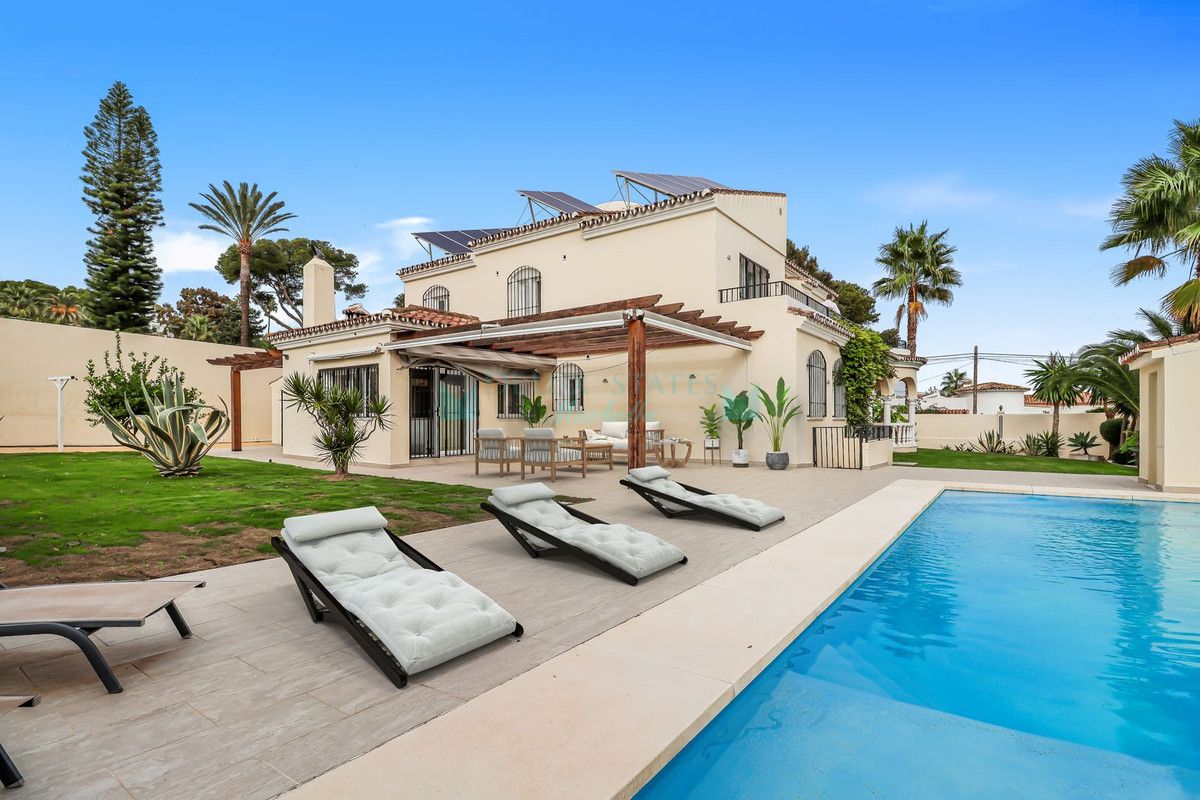 Villa for sale in Estepona