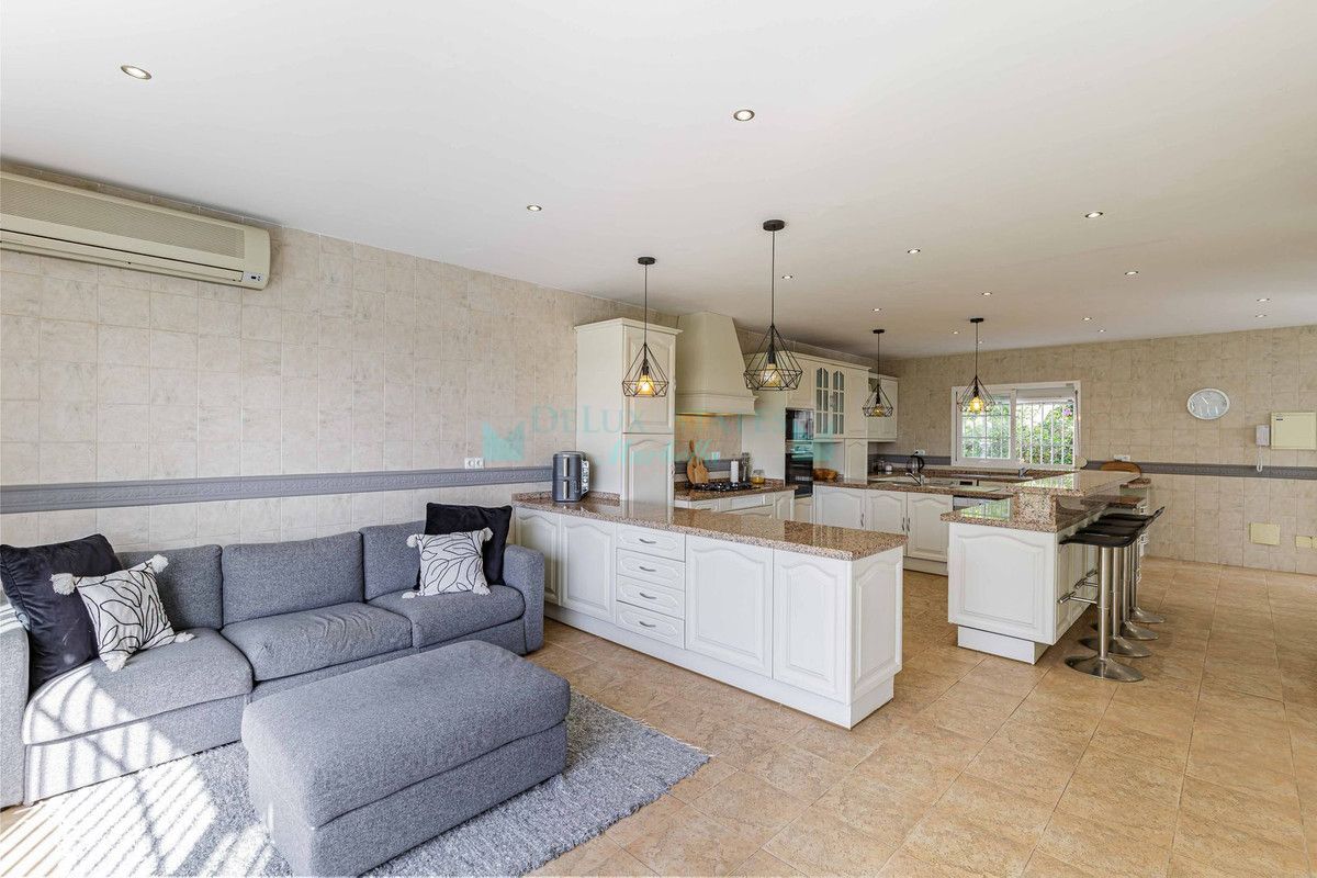 Villa for sale in El Paraiso, Estepona